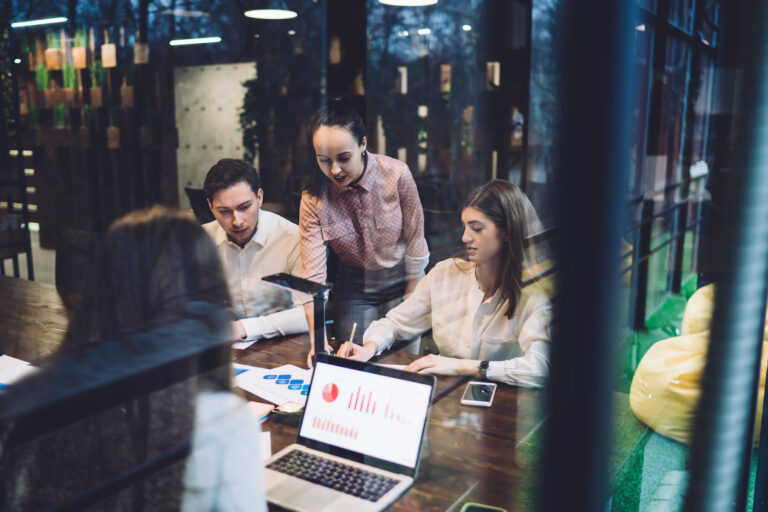 equipo de ventas revisando estrategias para CLV