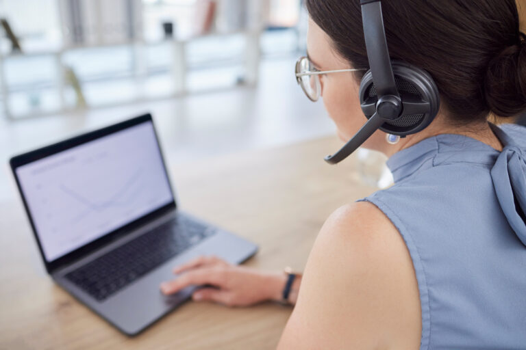 profesional de ventas utilizando el CRM