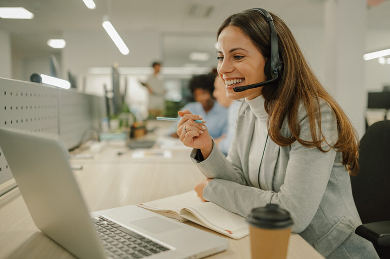 agente de atención al cliente de empresa de telefonía